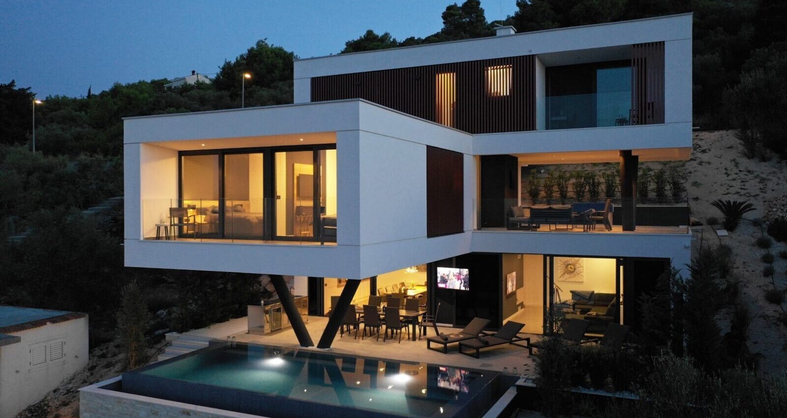 VILLA TRINITY – 2nd ROW TO THE SEA, KALI