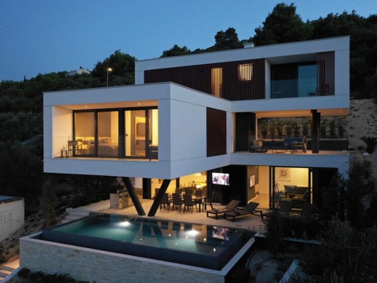 VILLA TRINITY – 2nd ROW TO THE SEA, KALI