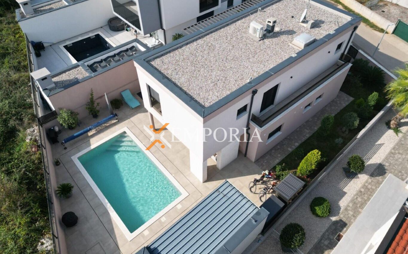 House H716 – Nin, Zaton