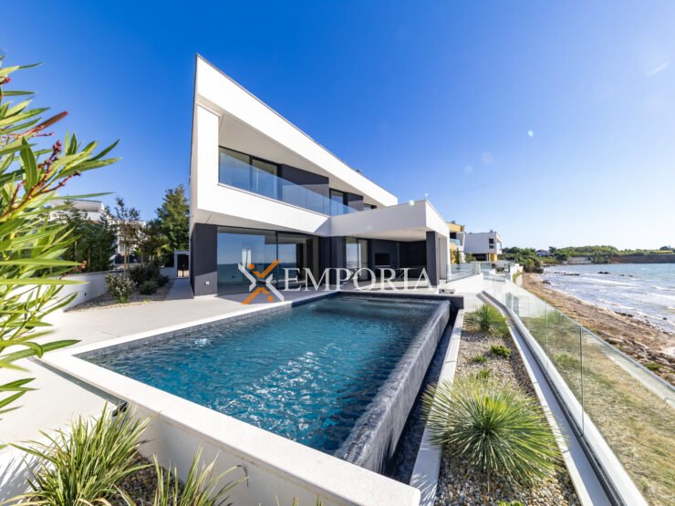 Villa Brisone – Luxurious seafront villa in Privlaka