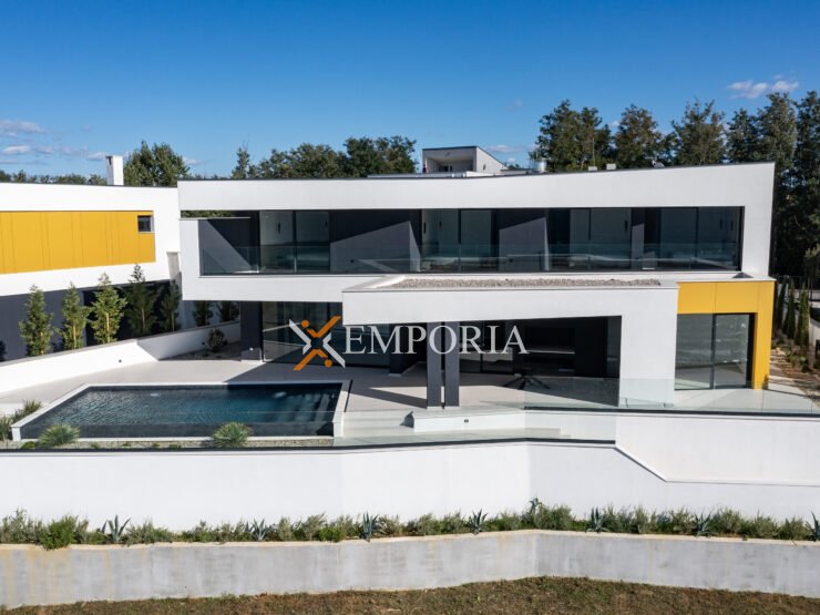 Villa Brisone – Luxurious seafront villa in Privlaka
