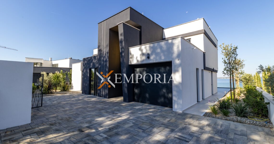 Villa Cadenza – Luxurious seafront villa in Privlaka