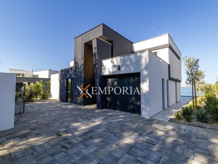 Villa Cadenza – Luxurious seafront villa in Privlaka