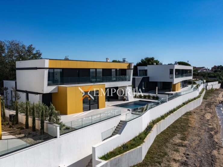 Villa Cadenza – Luxurious seafront villa in Privlaka
