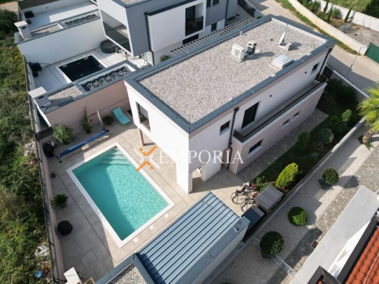 House H716 – Nin, Zaton
