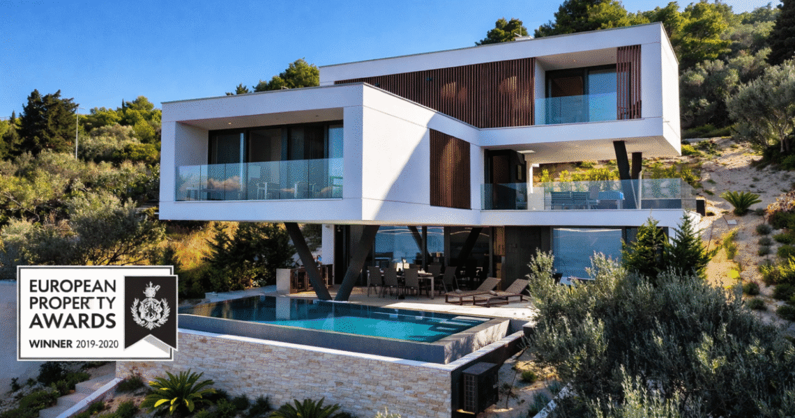 VILLA TRINITY – 2nd ROW TO THE SEA, KALI