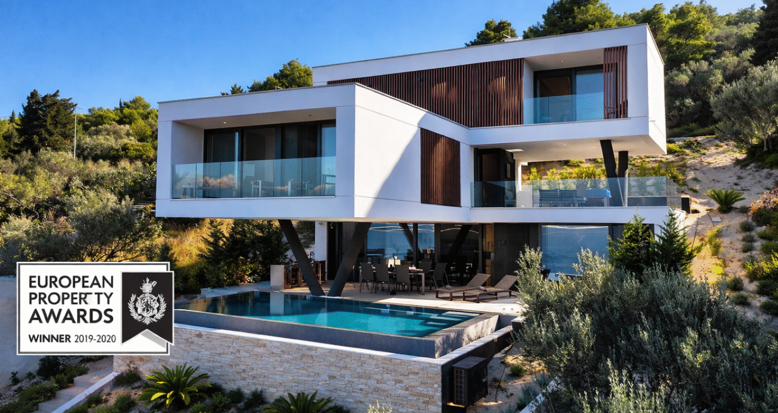 VILLA TRINITY – 2nd ROW TO THE SEA, KALI